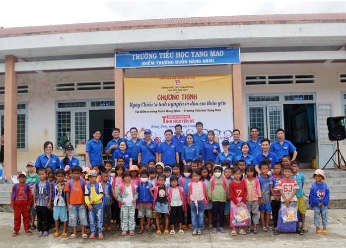 Cụm thi đua số 9 tổ chức Chương trình “Ngày Chiến sĩ tình nguyện vì đàn em thân yêu”